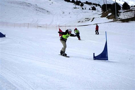 S­n­o­w­b­o­a­r­d­ ­T­ü­r­k­i­y­e­ ­Ş­a­m­p­i­y­o­n­a­s­ı­ ­E­r­g­a­n­ ­D­a­ğ­ı­’­n­d­a­ ­b­a­ş­l­a­d­ı­
